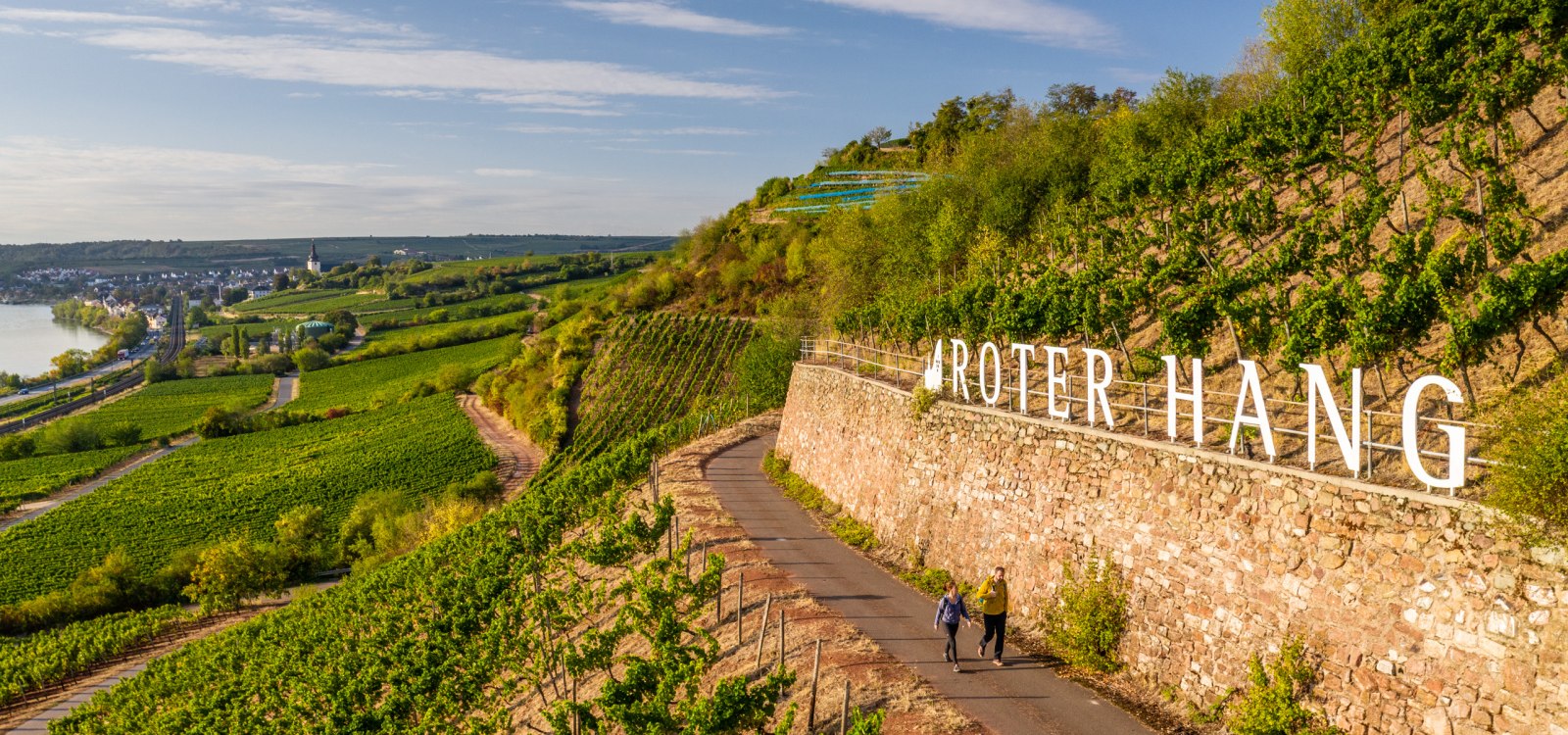 Wanderpaar mit Schriftzug Roter Hang, © Dominik Ketz