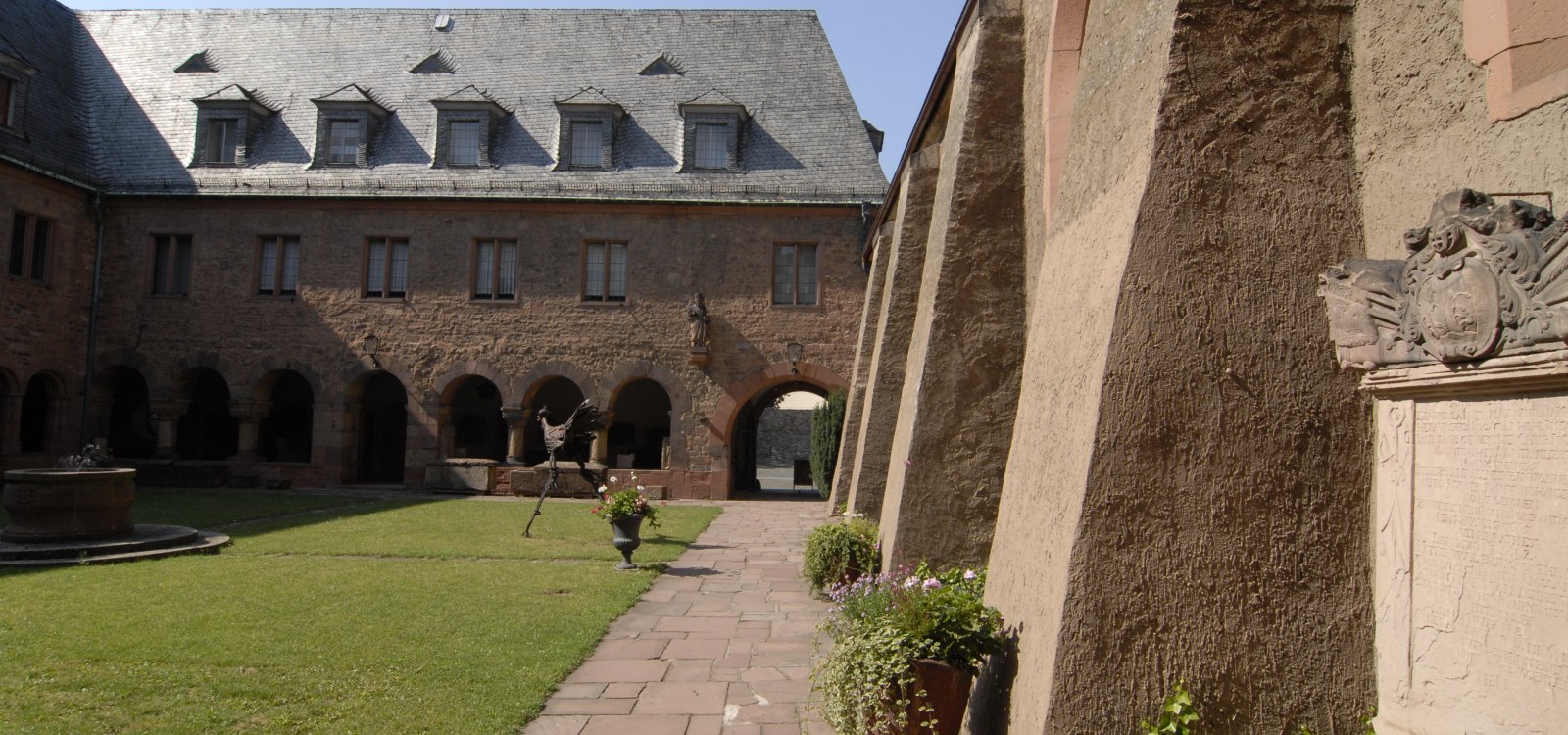 Das Bild zeigt das Andreasstift in Worms, eine historische Einrichtung mit einer reichen Vergangenheit. Das Stift, das der heilige Andreas gewidmet ist, ist bekannt f&uuml;r seine beeindruckende Architektur und spielt eine bedeutende Rolle in der Geschichte der Stadt Worms., &copy; Uwe Feuerbach