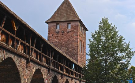 Das Nibelungenmuseum liegt unmittelbar an der Stadtmauer. (© casowi)