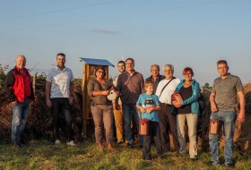 Projekt: Neue Lebensr&auml;ume f&uuml;r Insekten und V&ouml;gel in Ensheim Abschlussfoto mit den Helfern des Ehrenamtlichen B&uuml;rgerprojektes  &copy; Willi Sch&auml;fer