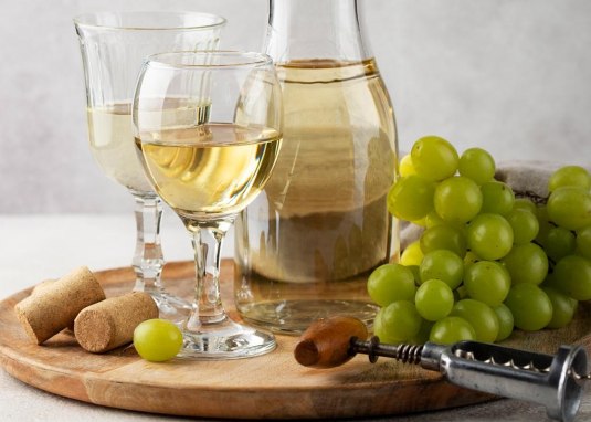 Weinprobe &copy; IKUM/Freepik