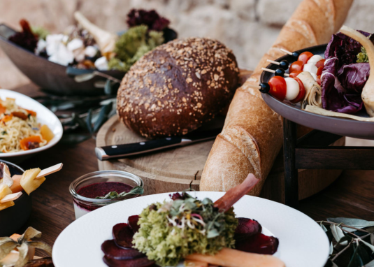 Tafelstein_Uelversheim_Tisch gedeckt &copy; MartinKochPhotography