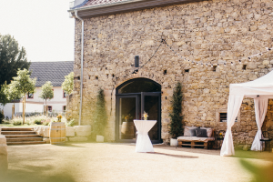 Tafelstein_Uelversheim_Tisch gedeckt, &copy; Stallmann-Hiestand