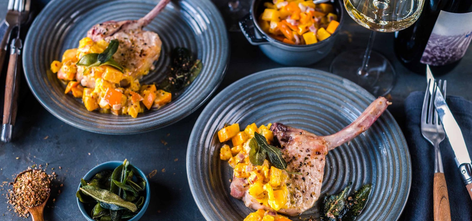 Iberico Koteletts mit K&uuml;rbisragout und frittiertem Salbei, &copy; Foodistas
