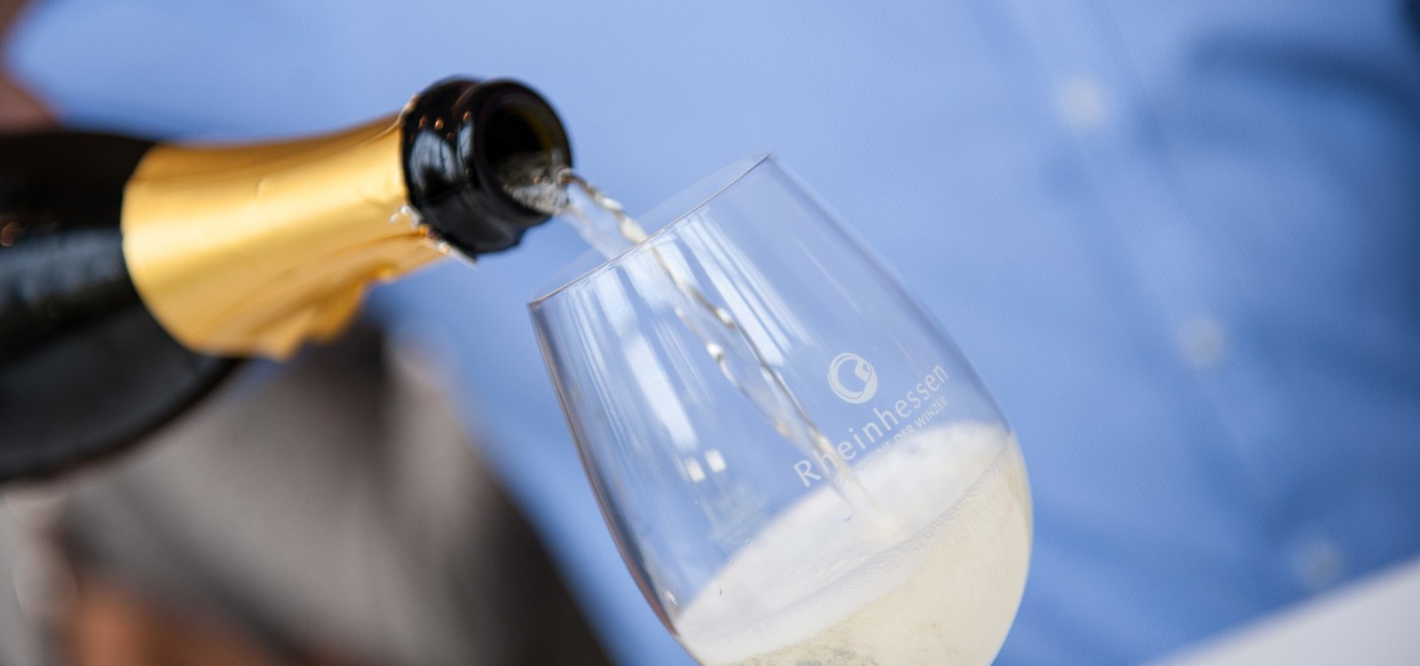 Sekt eingie&szlig;en, &copy; Rheinhessenwein e.V., Martin K&auml;mper
