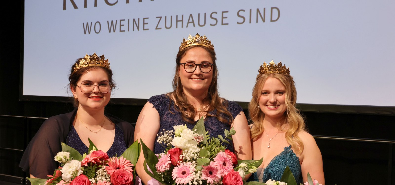 Rheinhessische Weinhoheiten 2025/2026 mit Krone und Blumenstrauß bei der offiziellen Krönung.