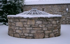 Dorfbrunnen im Schnee