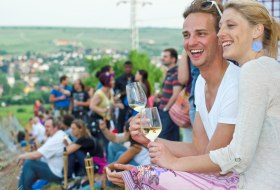 Feiern bei einem Weinfest in Rheinhessen.