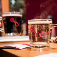 Gl&uuml;hwein auf dem Weihnachtsmarkt &copy; mainzplus CITYMARKETING GmbH