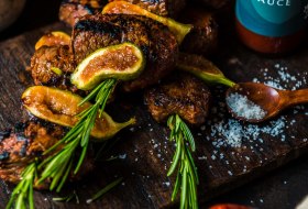 Fleischspie&szlig;e vom Grill mit Grillso&szlig;e &copy; Foodistas