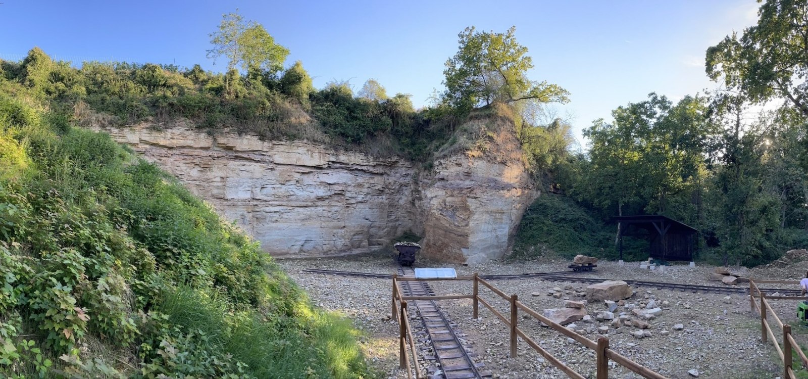 Begehbarerer, erlebbarer ehemaliger Sandsteinbruch -SCHAUsteinbruch Flonheim, &copy; Andreas Beckel