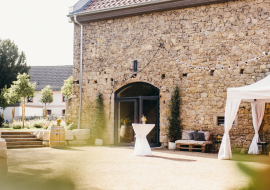 Tafelstein_Uelversheim_Tisch gedeckt, &copy; Stallmann-Hiestand