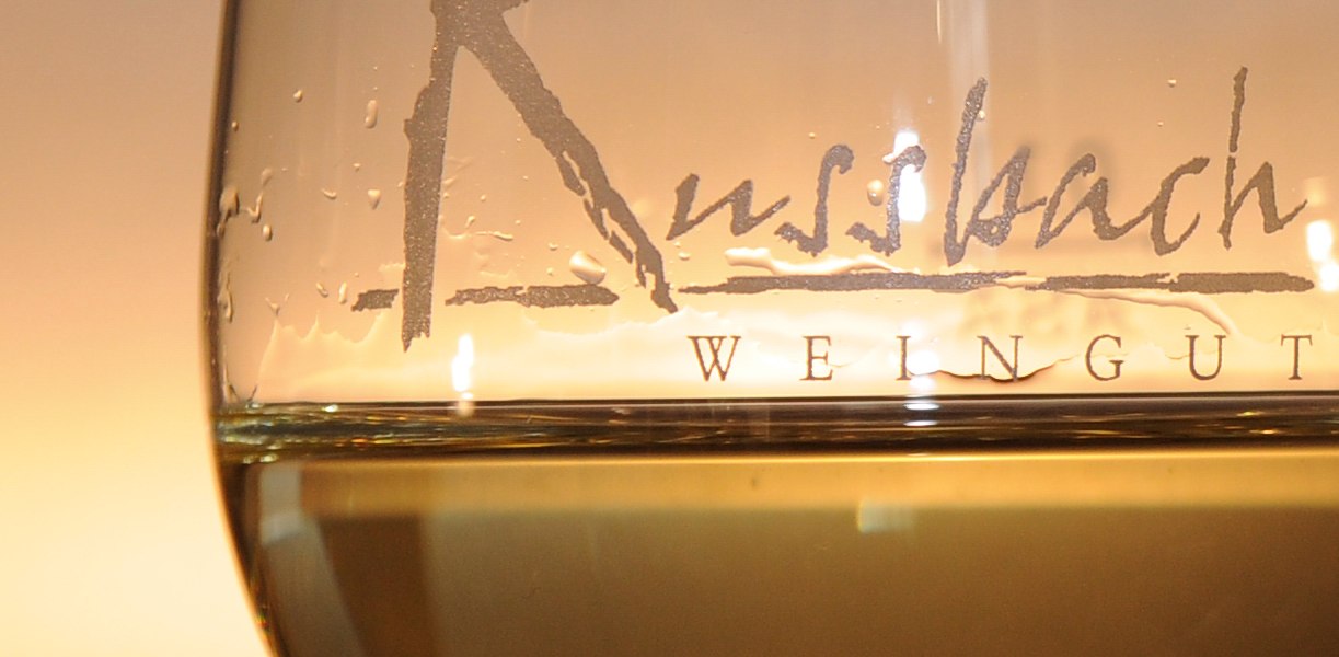 Weingut Russbach_Weinglas Sonnenuntergang, &copy; Weingut Russbach