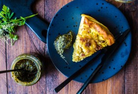 Zwiebelkuchen mit Wildkr&auml;uter Pesto &copy; Foodistas