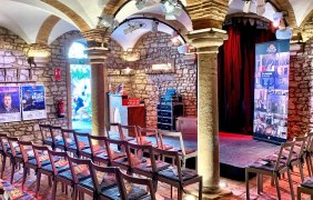 Stuhlreihen und Bühne im Zaubergewölbe © Fabian Kelly