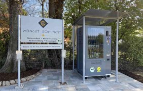 Vinomat und Empfangsschild &copy; Weingut Sommer