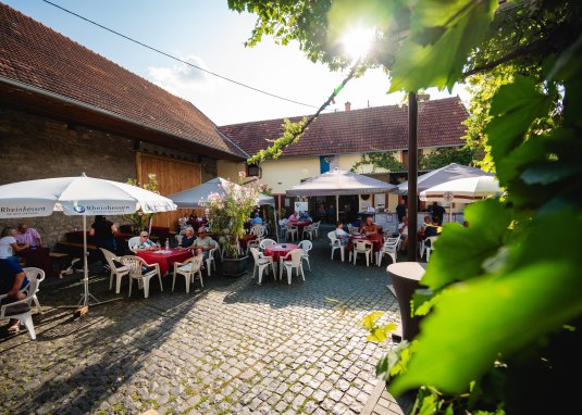 Strau&szlig;wirtschaft_Weingut Karsten Belzer_1 &copy; Clemens Hess Fotografie