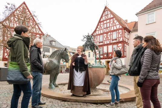Alzey Kost&uuml;mf&uuml;hrung mit Beate Hess, &copy; Dominik Ketz