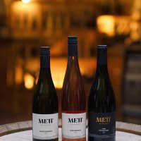 Weinflaschen &copy; Weingut Mett & Weidenbach