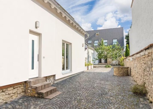 Eingangsbereich Brunnenhaus und Hof