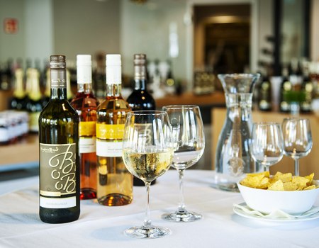 Vinothek Weinladen im Weinhotel Kaisergarten , &copy; Ullrich Knapp