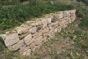 Trockenmauer am Biodiversitäts-Weinwanderweg © Ortsgemeinde Essenheim