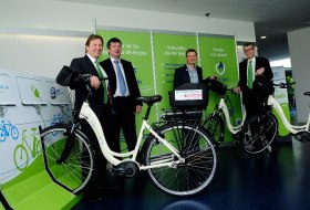 v.l.n.r. Günter Reichart (Vorstand EWR), Kreisbeigeordneter Burkhard Müller (Vorsitzender Rheinhessen-Touristik GmbH), Christian Halbig (GF Rheinhessen-Touristik GmbH), Jürgen von Massow (Abteilungsleiter Innovations-/Eventmanagement) © Karin Flesner EWR AG