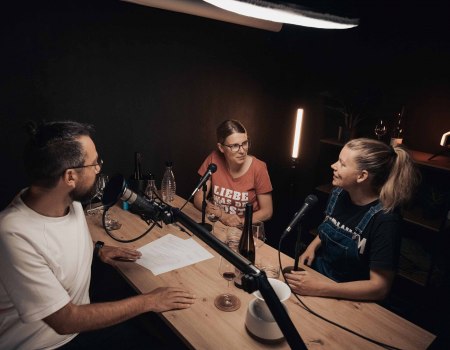 Moderator Felix Hoffmann mit Dr. Eva Vollmer und Hanneke Sch&ouml;nhals im Tonstudio f&uuml;r den Weinpodcast Keine Halben Flaschen, &copy; schiebezimmer