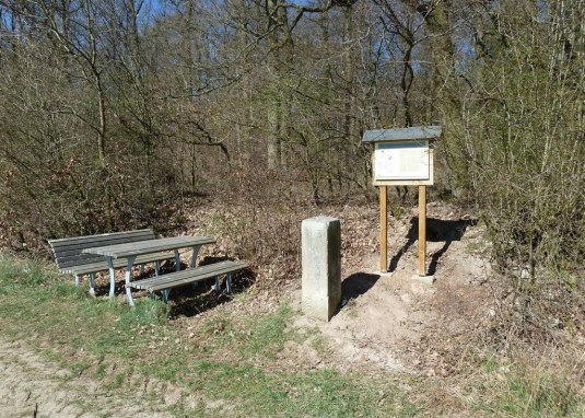Infotafel und Grenzstein &copy; Walter Weber