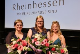 Rheinhessische Weinhoheiten 2025/2026 mit Krone und Blumenstrauß bei der offiziellen Krönung.
