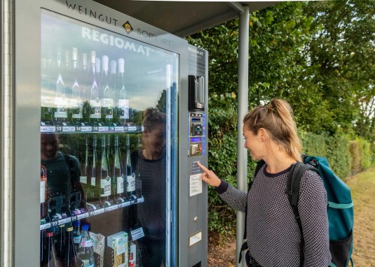 Vinomat am Weingut Sommer &copy; Dominik Ketz