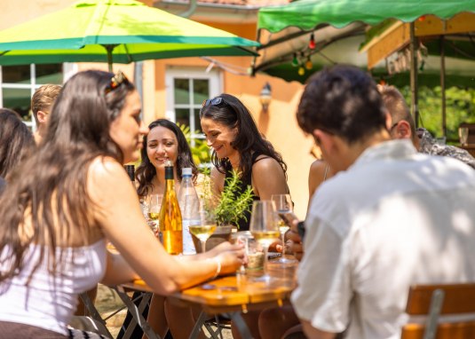 Strau&szlig;wirtschaft Au&szlig;enbereich &copy; Funzeln.com