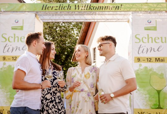 Zwei junge Paare mit Weinglas vor dem Eingang zur Scheu time
