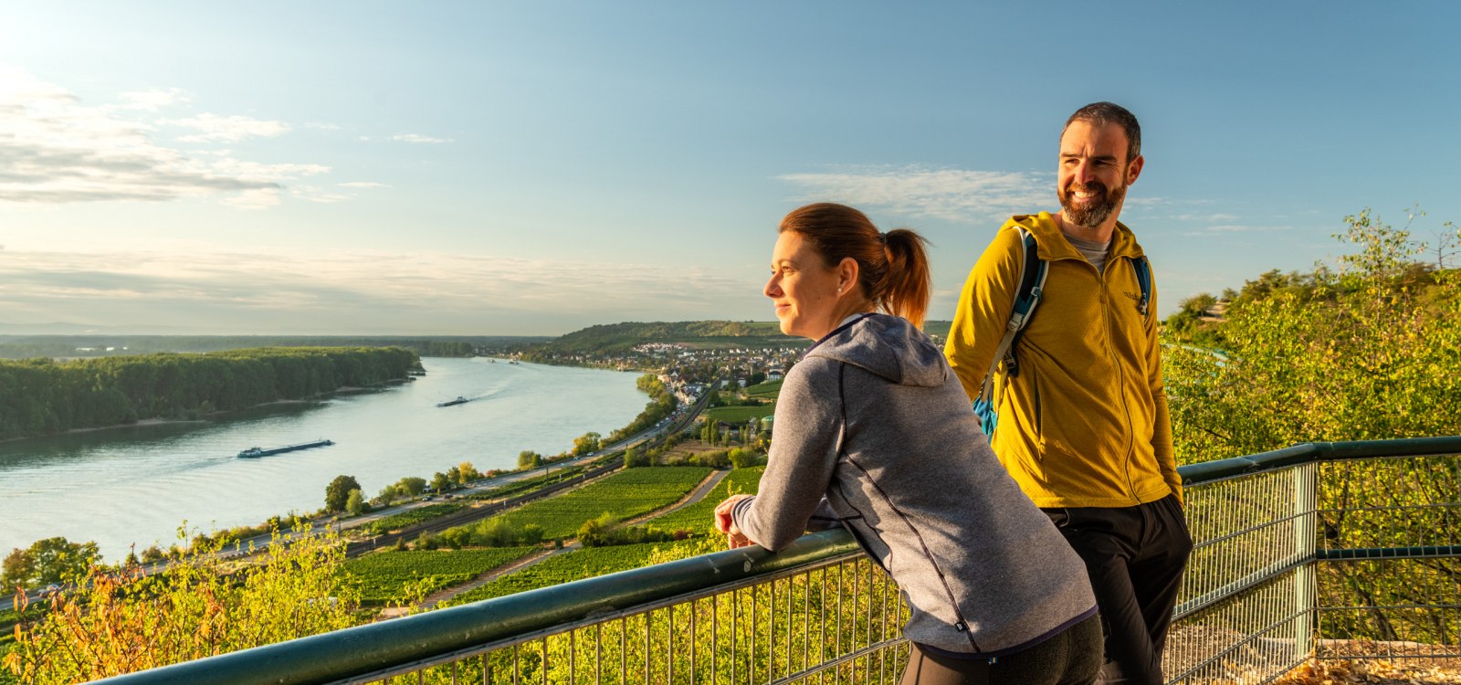 Wanderer auf dem Rheinterrassenweg am Roten Hang, &copy; Dominik Ketz