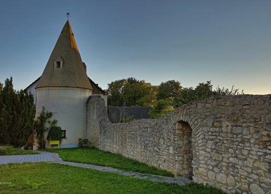 Mauerpartie mit Spitzturm &copy; Rainer Oppenheimer/Stadt Ingelheim