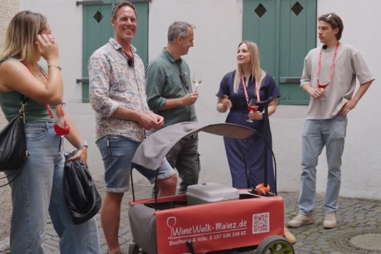 Weinprobe beim WineWalk Mainz mit Thorsten &amp; Volker Griebel – gesellige Runde mit Wein, Gesprächen und entspannter Atmosphäre.
