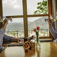 Ebernburg Paar genie&szlig;t Wein &copy; Naheland-Touristik GmbH
