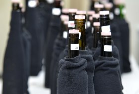 Flaschen bei einer verdeckten Weinprobe
