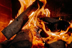 Titelbild Ofenführerschein  © pexels-mikhail-nilov-6530543