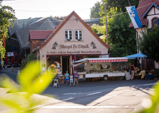 Weingut Geheimrat Schnell mit K&auml;semobil &copy; Weingut Geheimrat Schnell
