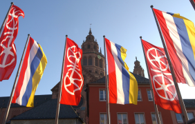 Fastnacht in Mainz: Vierfarbbunte Fahnen