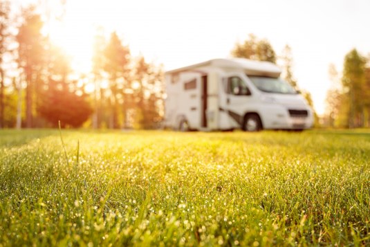 Wohnmobil im Gr&uuml;nen, &copy; AdobeStock_295620662 Wohnmobil c) Andrey Armyagov