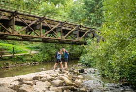 Unter der ehemaligen Eisenbahnbr&uuml;cke "Bawettche"f&uuml;hrt der Wanderweg vorbei &copy; Dominik Ketz