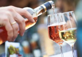 Wein ausschenken, © Dieth und Schröder