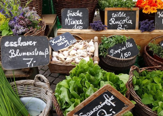 Marktstand mit Gem&uuml;se &copy; Brigitte Wagner auf Pixabay