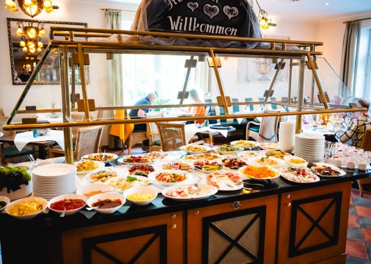 Wein- und Parkhotel_Nierstein_Kommunionsbuffet &copy; Astrid Garth