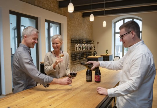 Weinprobe in der Vinothek im Ingelheimer Winzerkeller AUSGEZEICHNET, &copy; IKum Ingelheim GmbH
