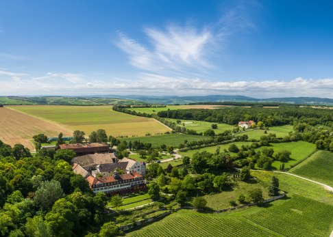 Das Weingut Schloss Westerhaus ist das größte Hofgut Rheinhessens und steht auf dem Westerberg nahe Großwinternheim bei Ingelheim.