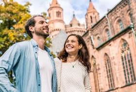 De Wormser Dom, ook bekend als de Dom van Sint Peter, is een indrukwekkende kathedraal gelegen in Worms, Duitsland. Het is een historisch en architectonisch opmerkelijke kerk die een belangrijke rol speelt in de regio.
