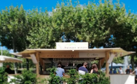 Weinstand der Mainzer Winzer am Rheinufer